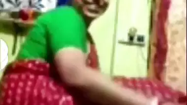 Village aunty saree lifting naked pussy viral show