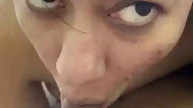 Sexy nude babe gives a desi blowjob to her guy