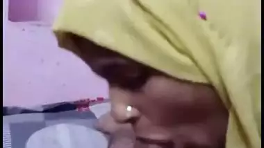 Hijabi girl records her nude MMS, sucking stepbrother’s dick