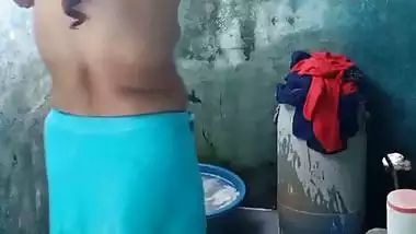 Mature aunty topless bathing caught on camera