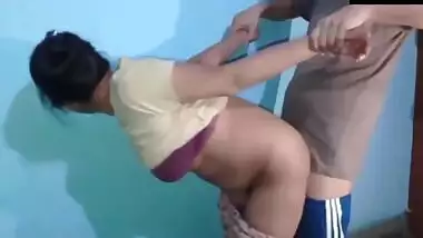 Ne Kapde Bechne Vale Ko Bula Ke Di