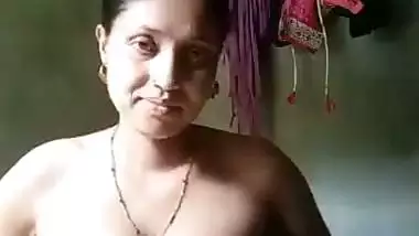 Cheating dehati hottie making her naked selfie in a bathroom