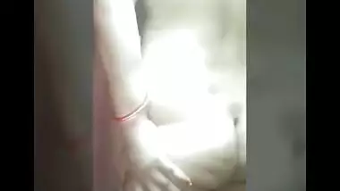 Naked Desi aunty with bodacious XXX body seductively moves on cam