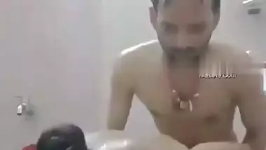 Desi nude couple fucks in the bathroom while bath