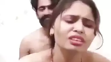 Husband bangs his nude wife’s pussy in the desi sex video