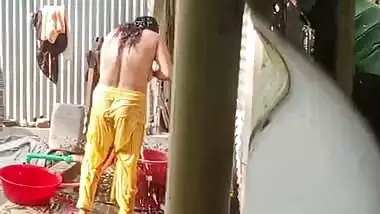 Neighbor Bengali aunty bathing outdoor caught on camera