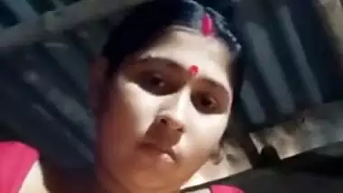 Boudi Bibastra MMS Showing Big boobs and Pussy