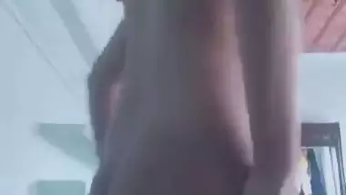 Indian desi nude lady strips to record her sex mms