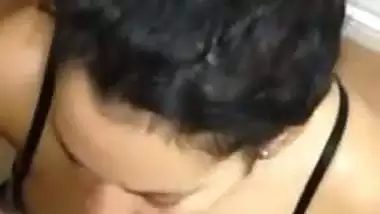 Newly married wife’s Indian blowjob makes her man happy