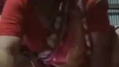 Bangla sex video of a poor aunty bouncing on a plastic bottle