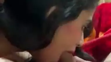 Naked girl shows her pussy in the Indian sex video – Part 1