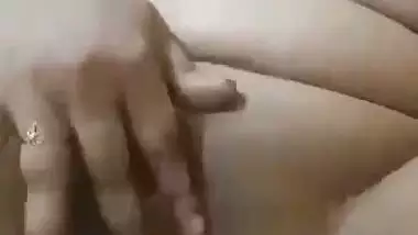 Indian nude lady strips her saree and masturbates