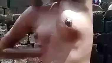 Sexy 18-year-old desi girl’s erotic bathing video